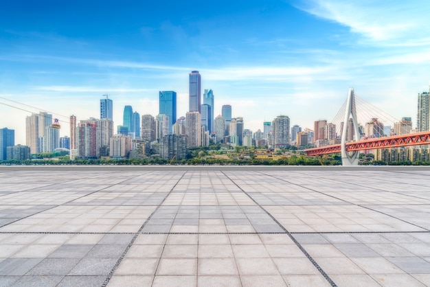 Tierra del camino y horizonte urbano del paisaje arquitectónico de Chongqing