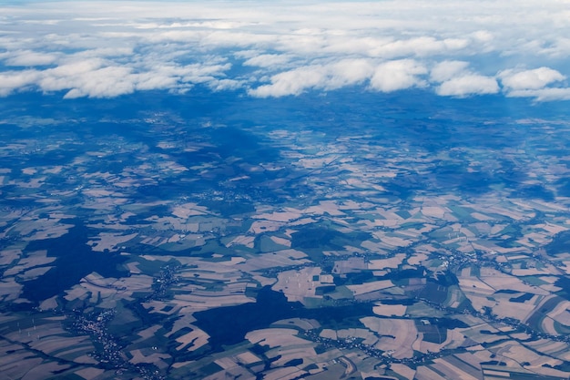 La tierra con campos en la superficie de una vista superior