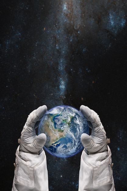 Foto tierra en manos del astronauta.