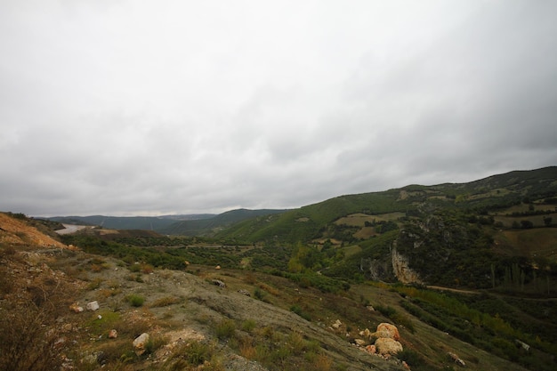 tierra bajo las nubes