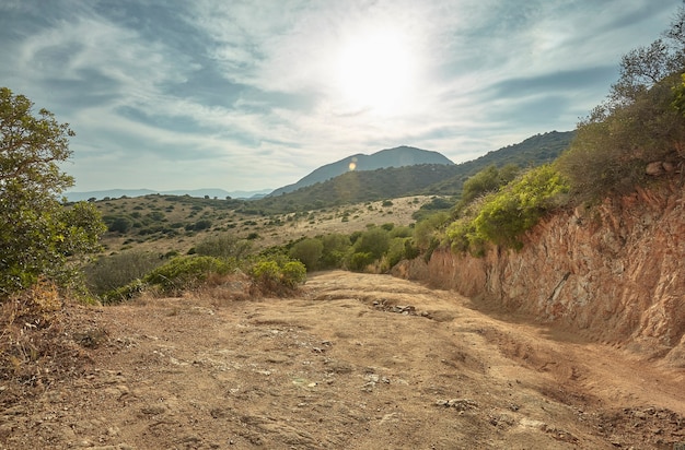 Tierra y rocas típicas del paisaje montañoso de la costa sur de Cerdeña