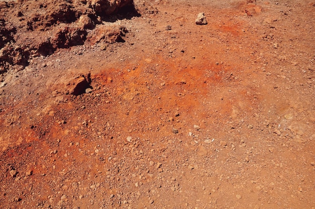 tierra roja de azufre en las colinas del Etna