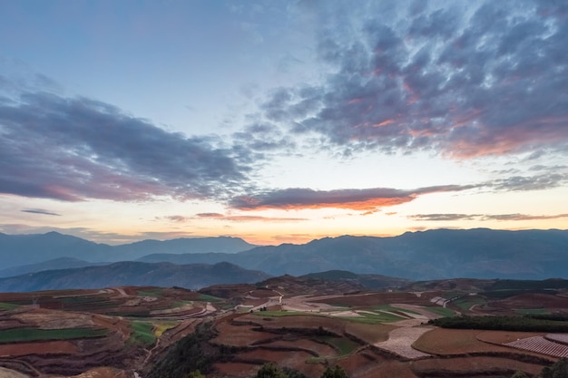 Tierra roja de Yunnan en el distrito de dongchuan del amanecer kunming China