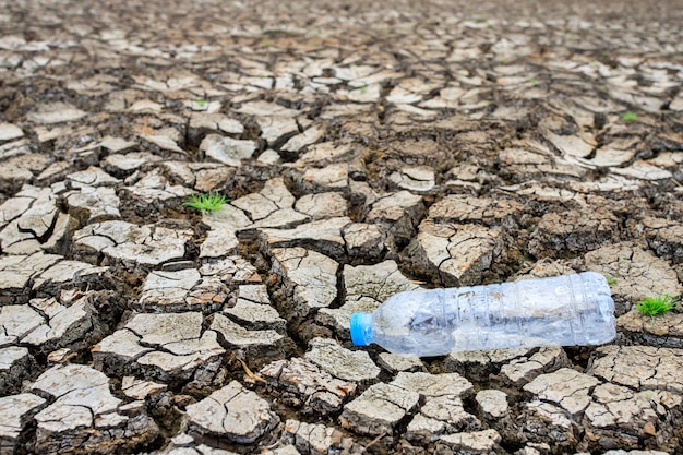 Tierra seca agrietada sin agua