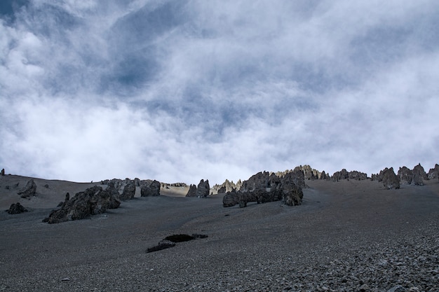 Tierra seca y cielo con nubes en Nepal