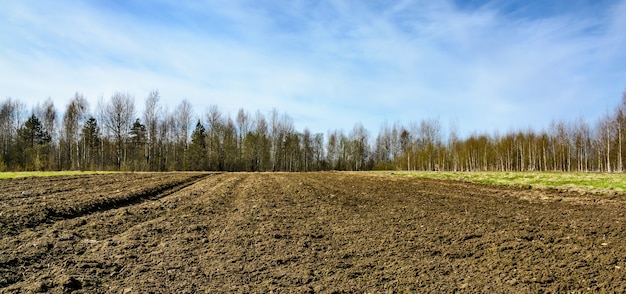 Tierras arables agrícolas aradas en primavera listas para el cultivo