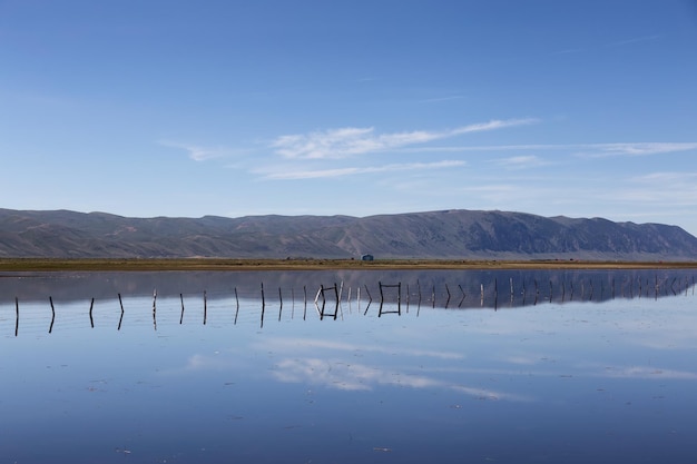 Tierras de cultivo inundadas y cercas rodeadas de montañas