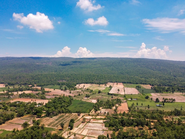 Tierras de cultivo en la ladera de la montaña en Tailandia rural