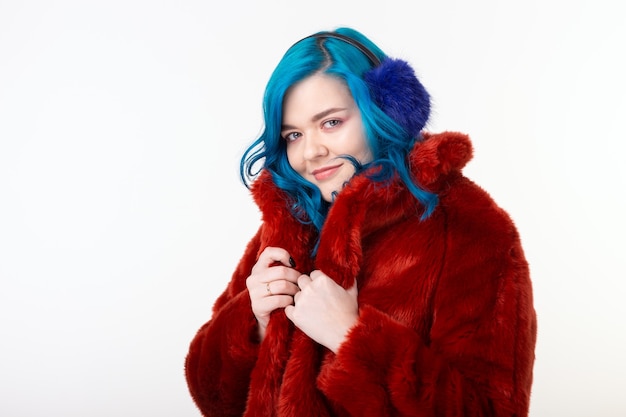 Tierschutz-, Mode- und Haarkonzept - schönes Mädchen, das Kunstpelzmantel mit Blau trägt