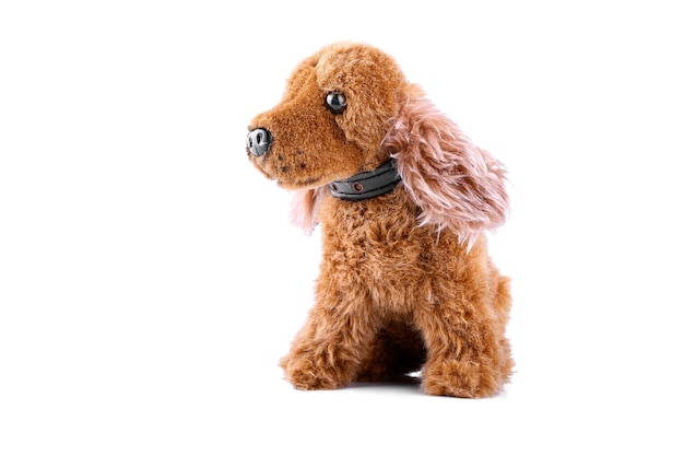 Tierspielzeug Hundebraune Puppe isoliert auf weißem Hintergrund