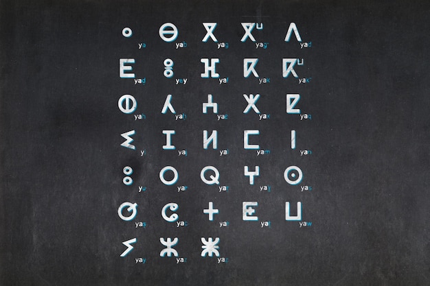 Tifinagh-Alphabet auf einer Tafel gezeichnet