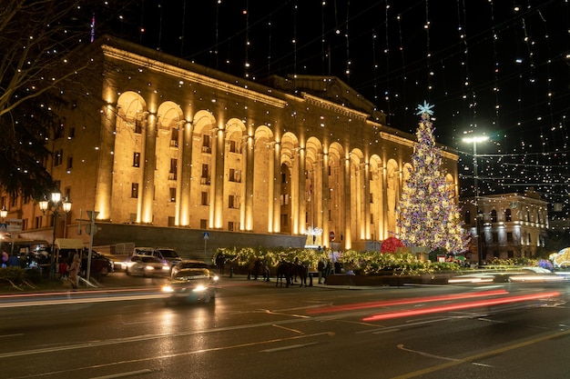 Tiflis, Georgia, 24 de diciembre, árbol de Navidad frente al Parlamento de Georgia