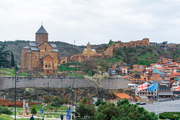 Tiflis, Georgien - 06. April 2021: Blick auf die Metekhi-Kirche, Travel