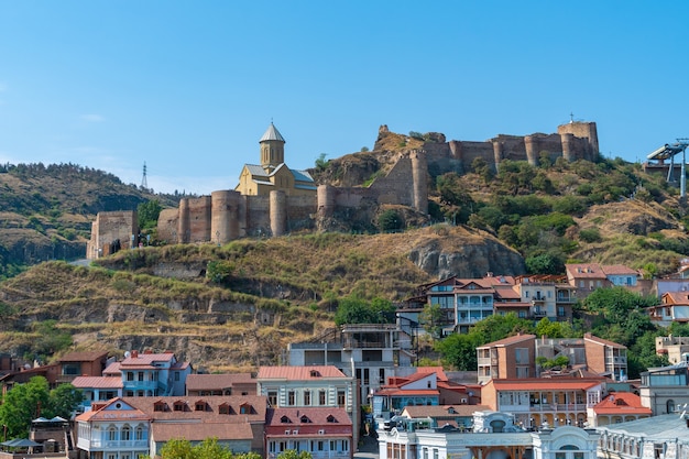 Tiflis, Georgien - 25. August 2021: Schöne Aussicht auf die Altstadt von Tiflis, Abanotubani. Reisen