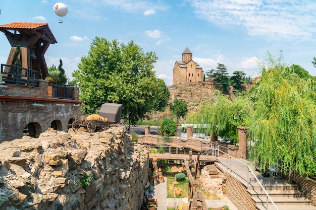 Tiflis, Goergia - 21. Juli 2021: Alte orthodoxe Kirche der Metekhi-Kirche in Tiflis. Reisen