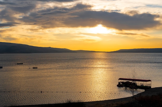 Tiflis-Meer und Boot mit entleerten Segeln Landschafts-Sonnenaufgang