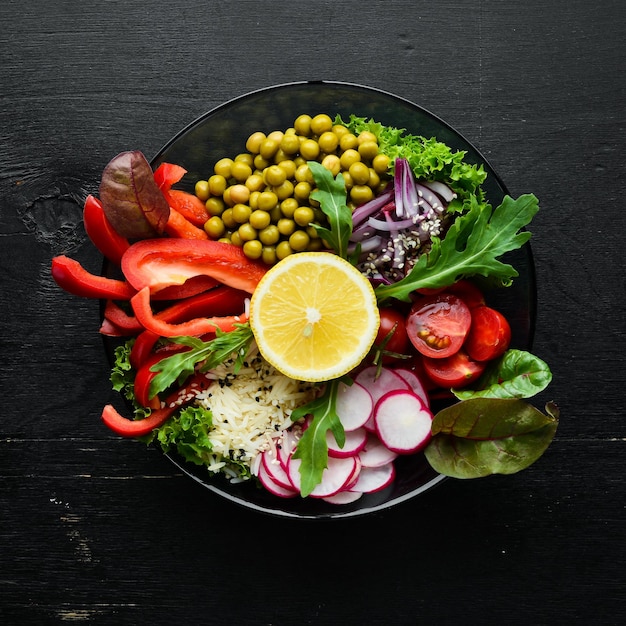 Tigela Buda comida saudável e equilibrada Arroz legumes frescos Menu de pratos Espaço para cópia grátis Vista superior