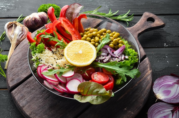 Tigela Buda comida saudável e equilibrada Arroz legumes frescos Menu de pratos Espaço para cópia grátis Vista superior