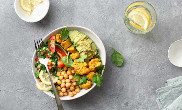 Tigela buda equilibrada comida vegetariana saudável vista superior