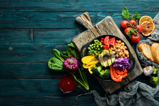 Tigela Buda grão de bico abacate brócolis páprica ervilhas tomates Salada de legumes Vista superior Espaço livre para o seu texto