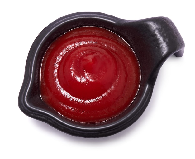 Tigela cerâmica de ketchup ou molho de tomate isolado no fundo branco