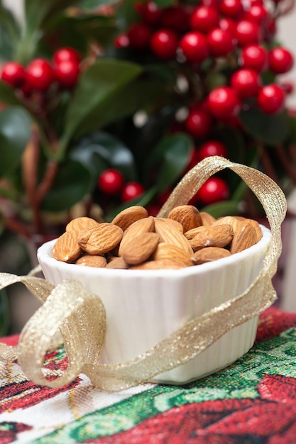 Tigela cheia de amêndoas tempo de Natal