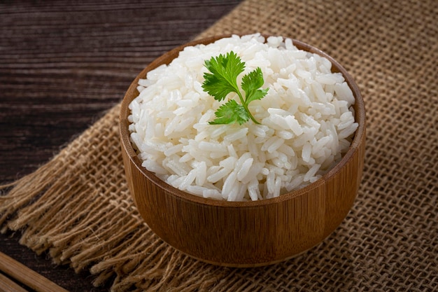 Tigela com arroz cozido na mesa