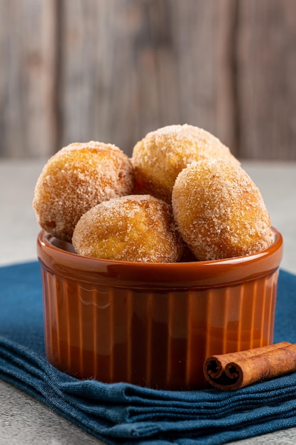 Tigela com biscoitos de chuva no brasil conhecido como bolinho de chuva