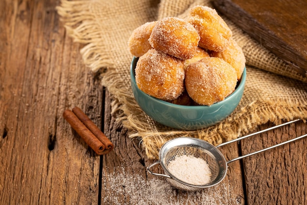 Tigela com biscoitos de chuva no brasil conhecido como bolinho de chuva