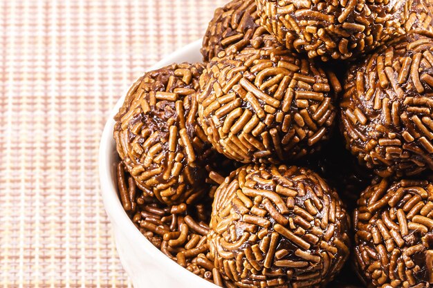 Tigela com brigadeiros típico bombom de chocolate brasileiro copyspace O doce favorito do Brasil em festas macro fotografia