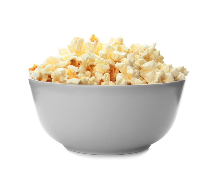 Foto tigela com deliciosa pipoca fresca no fundo branco