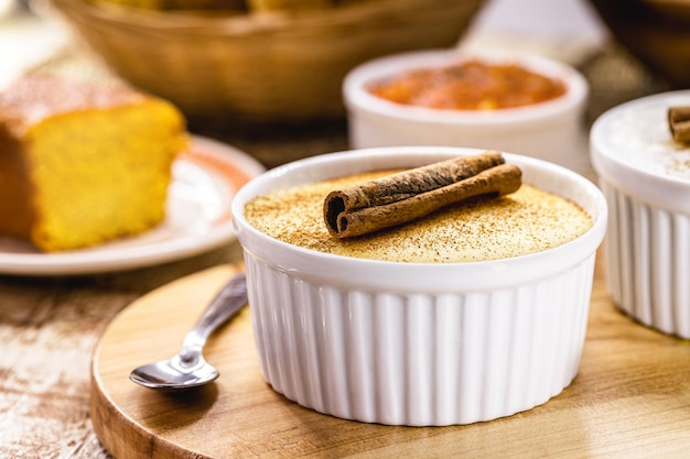 Tigela com doce de milho chamado curau jimbele ou canjica decorada com canela em casca e canela em pó sobremesa típica das festas rurais em junho e julho