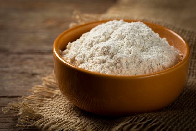 Tigela com farinha de trigo na mesa