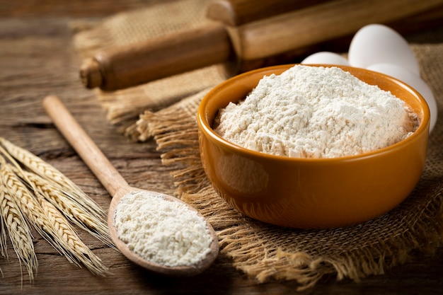 Tigela com farinha de trigo na mesa