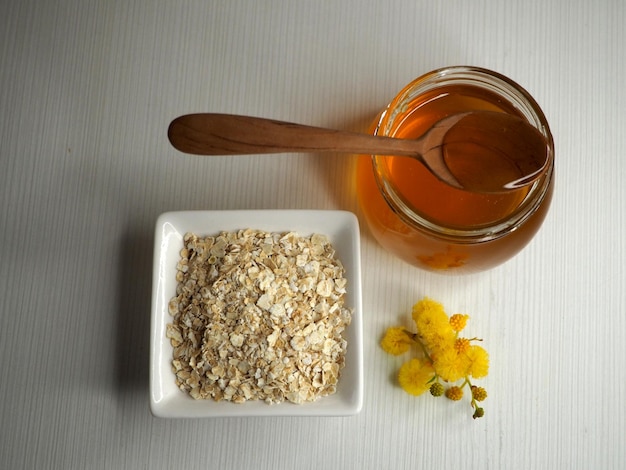 Tigela com flocos de aveia e um pote de mel