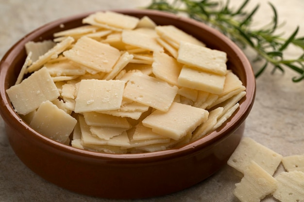 Tigela com flocos de queijo Parmigiana reggiano como ingrediente