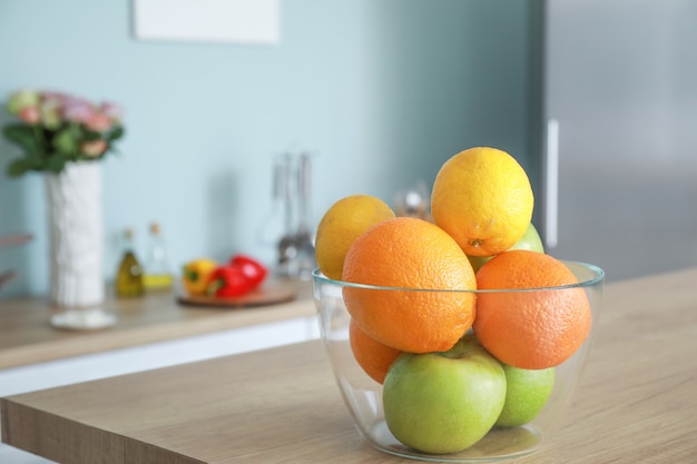 Tigela com frutas frescas na mesa da cozinha