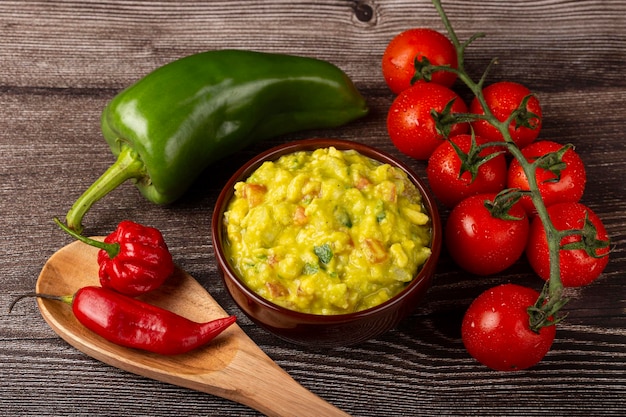 Foto tigela com guacamole na mesa