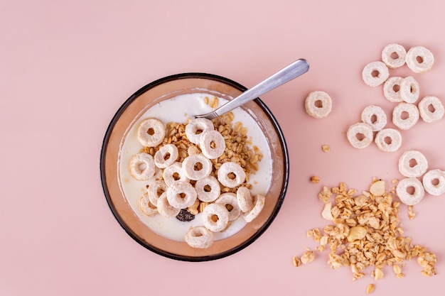 Tigela com iogurte e muesli em fundo bege