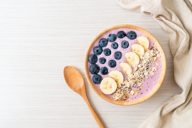 Tigela com iogurte, mirtilo, banana e granola