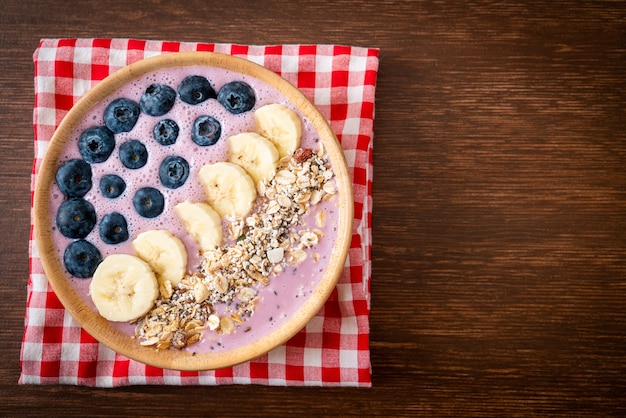 Tigela com iogurte, mirtilo, banana e granola