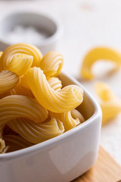 Tigela com macarrão antes de cozinhar