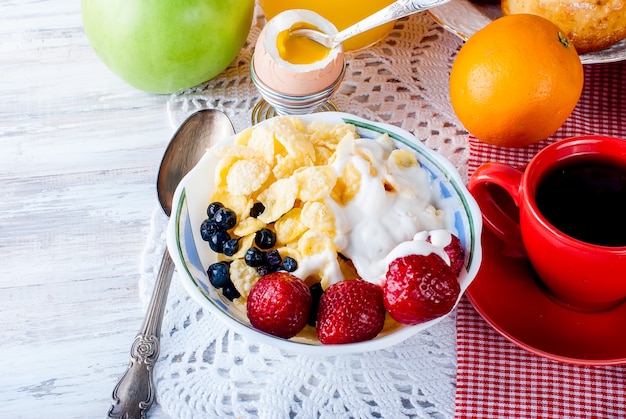 Foto tigela com muesli com frutas, café da manhã saudável