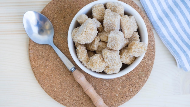 Tigela com pedaços de açúcar mascavo