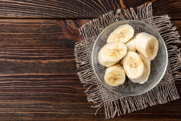 tigela com rodelas de banana