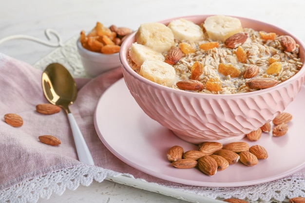 Tigela com saborosa aveia doce na bandeja