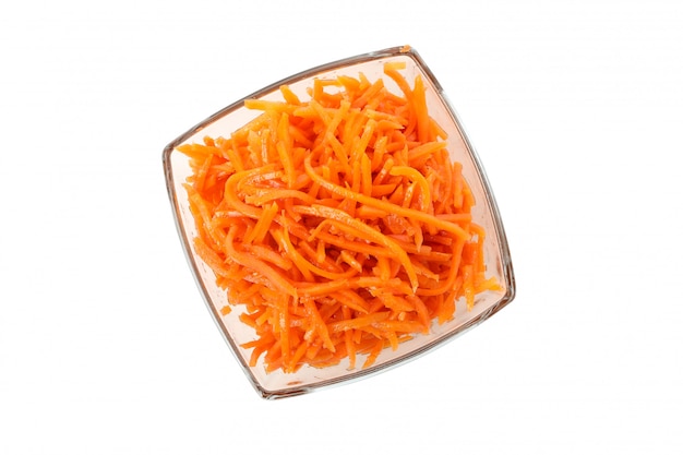 Tigela com saborosa salada de cenoura isolada no fundo branco