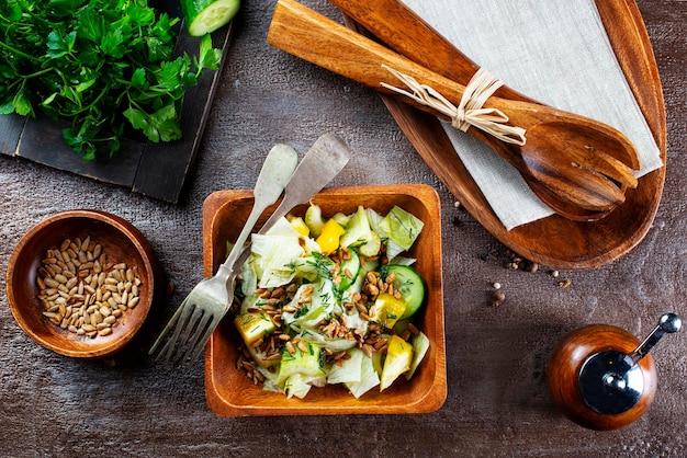 Tigela com saborosa salada de legumes na mesa de pedra