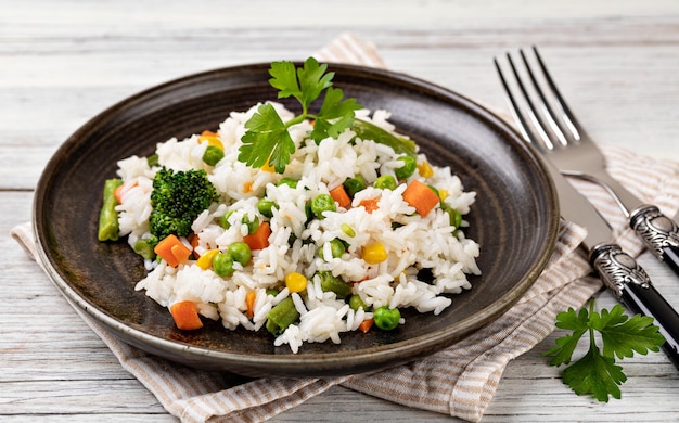 Tigela com saboroso arroz e legumes