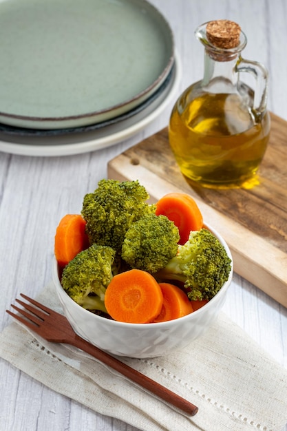 Tigela com salada de brócolis e cenoura